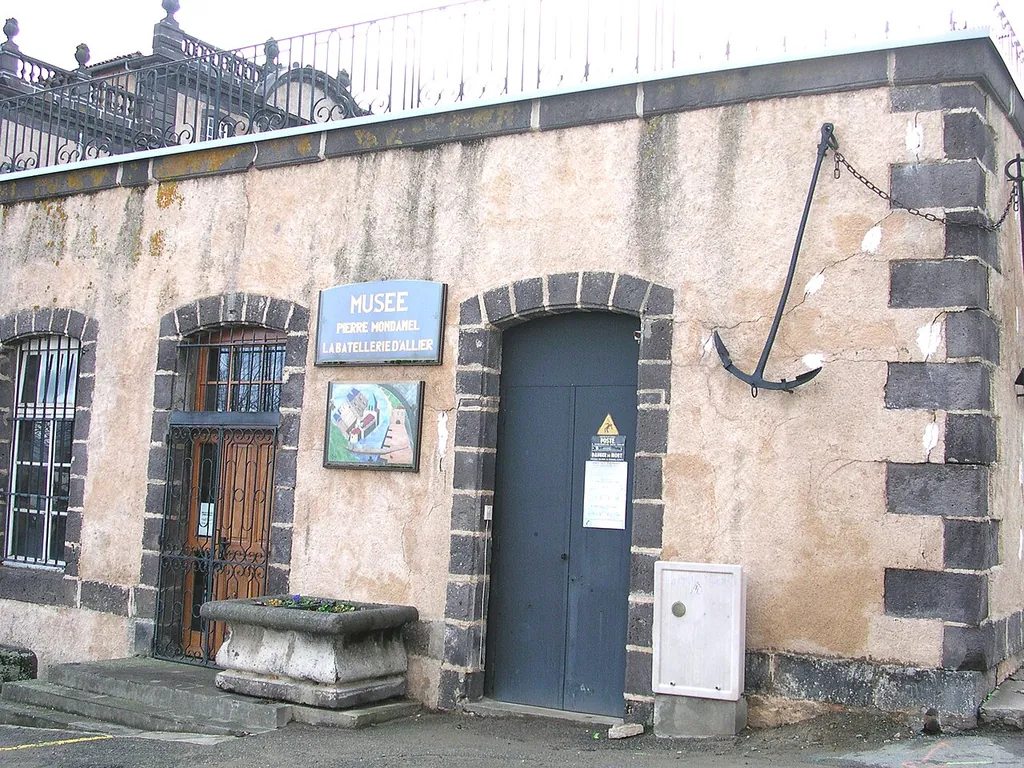 Musée de la Batellerie d'Allier Pierre-Mondanel in Pont-du-Château